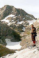 El asturiano Chema G. Argüelles, a sus 85 años, no ha dejado de salir a la montaña.