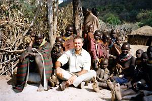 F. Giner entre miembros de la tribu Tepes (Uganda)