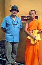 Luis Pancorbo con un novicio budista en la pagoda That Luang de Vientane (Laos)
