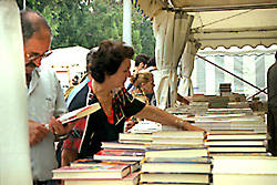 Stand  de libros en la feria de la Semana Negra.