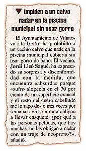 Impiden a un calvo nadar en la piscina municipal sin usar gorro.