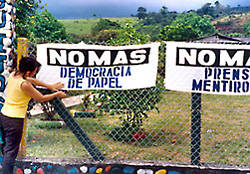 El paramilitarismo es la causa principal de los desplazamientos, que adem�s est�n siendo financiados por los grandes terratenientes y las grandes multinacionales.