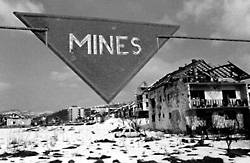 La venta de minas es otro ejemplo: destruir una de ellas cuesta entre 100 y 300 veces más que fabricarla.