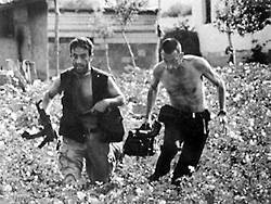 Kosovo, 1999. Miguel Gil, cmara espaol de Associated Press corre junto a un guerrillero kosovar durante un combate con fuerzas serbias.