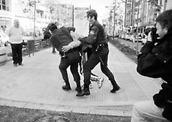 El Ejido, Espaa. Febrero 2000. Varios policas detienen a un trabajador magreb durante la huelga de inmigrantes convocada como protesta a los ataques racistas en El Ejido.