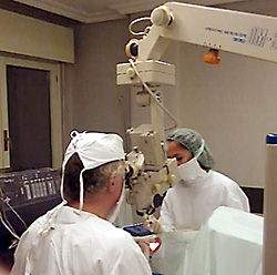 El Dr. Bascarn durante una intervencin de cataratas (facoemulsificacin)