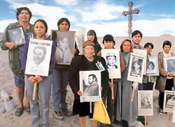 Familiares de los ejecutados en Calama, en la fosa común donde aparecieron los restos de trece de los veintiséis fusilados