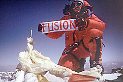 En la cima del mundo, Jorge posa con el banderín de nuestra revista.