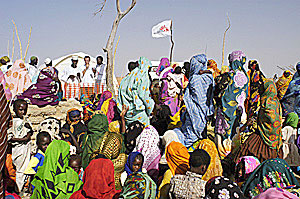 MSF en un centro de salud en el campo de refugiados de Tin, Chad. Docenas de refugiados se apelotonan para registrarse.