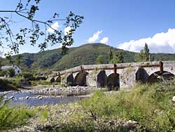 Puente de piedra en Boca de Hurgano