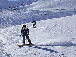 San Isidro es el lugar ideal para practicar el esqu alpino. el snowboard, y pasar el da en plena naturaleza.