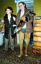 Marta Morilla y Luis Laria con un ejemplar de foca gris