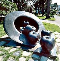 Villaviciosa. Escultura manzanas de bronce