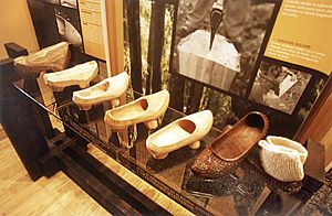La artesanía de la madera, y más concretamente la construcción de la madreña -el calzado de madera con tacos típico de nuestra región- ha pervivido año tras año.