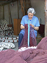 Las mujeres de Lastres dedican muchas horas al cuidado de las redes.