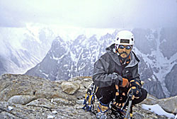 Cerca de la cima de La Torre Sin Nombre (6.245 m). Karakorum-Pakist�n.