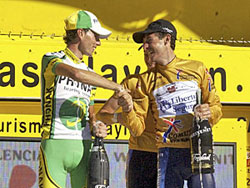 Santi Pérez (a la derecha) saluda a Roberto Heras en el podium de Madrid en la pasada Vuelta a España.