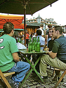 Gente tomando sidra en la terraza de un bar