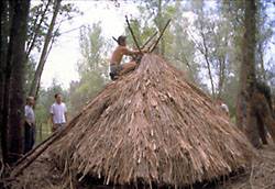 Terminando la techumbre de una caba�a con cepellones de barro.