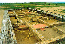 El viaje por los valles de Vidriales, �rbigo y Eria atraviesa �pocas y culturas que van desde el Neol�tico hasta la colonizaci�n romana.