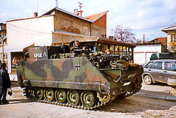 Tanque de la KFOR en Prizren (Kosovo)