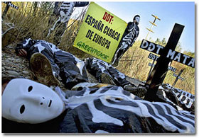 Copyright: Greenpeace/Pedro Armestre. Cuarenta y cinco activistas de Greenpeace impiden en Monzón (Huesca) que la empresa Montecinca S.A. vierta DDT al río Cinca, afluente del Ebro.