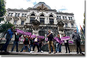 Daniel Ripa con otros compañeros de Podemos en el cierre de campaña de las europeas.