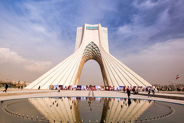 Torre de entrada de la ciudad de Teherán (Irán)