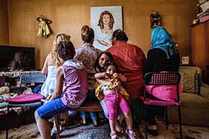 © ACNUR/Fabio Bucciarelli. Alberto y su familia posan para un retrato. Todos los adultos han decidido sólo mostrar sus espaldas por miedo a represalias contra sus familias que aún viven en Siria.
