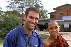 Alberto, en Rangn (capital de Birmania), junto a un joven monje budista. Birmania es el pas de las sonrisas, como puede verse.
