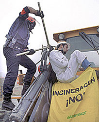 Acción de Greenpeace en las obras de construcción de una planta incineradora en Bilbao en 2002