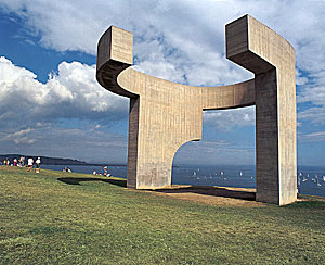 Elogio del Horizonte, escultura de Chillida