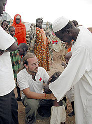 El delegado de Cruz Roja Espaola, Adolfo Cires, en Kutum. Darfur Norte. Julio 2004.