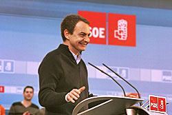 Zapatero hered una Espaa dolorida por las 192 muertes del 11-M, cansada de intrigas, harta de respirar crispacin. Y a la vez esperanzada. "No nos falles", le pidieron los jvenes al presidente la noche electoral.