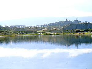 Puebla de Sanabria, con el río Tera en primer término