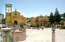 Ayuntamiento e Iglesia de San Bartolom en la plaza Manuel Ura.