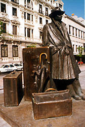 Plaza Porlier. Escultura de Eduardo Urculo, El regreso de Williams B.