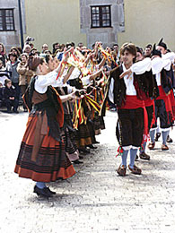Grupo folclrico bailando El Pericote