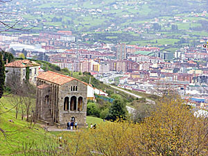 Santa Mara de Naranco. Al fondo, la ciudad de Oviedo.