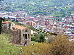Vista general de Ciudad Naranco, en primer trmino Iglesia prerromnica Santa Mara del Naranco