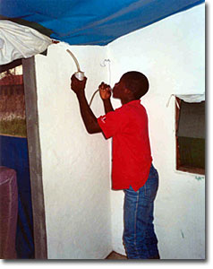 Capturando mosquitos en casa pintada. Fotos: Cedidas por Santiago Mas-Coma