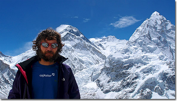 Jorge Egocheaga. Al fondo el Lhotse (8.516mts.) Foto cedida por Jorge